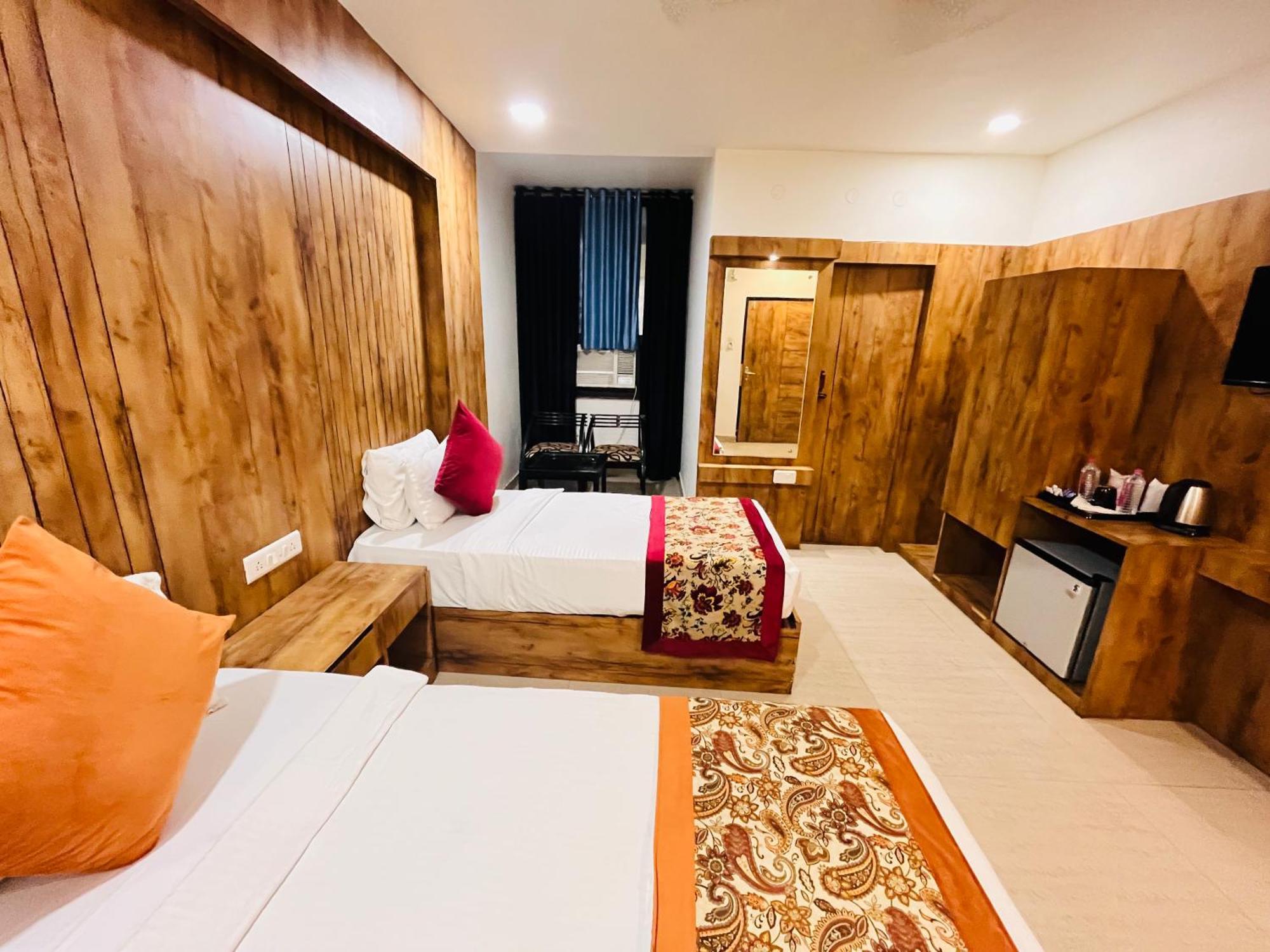 Crown Hotel Agra Near Taj Mahal Esterno foto