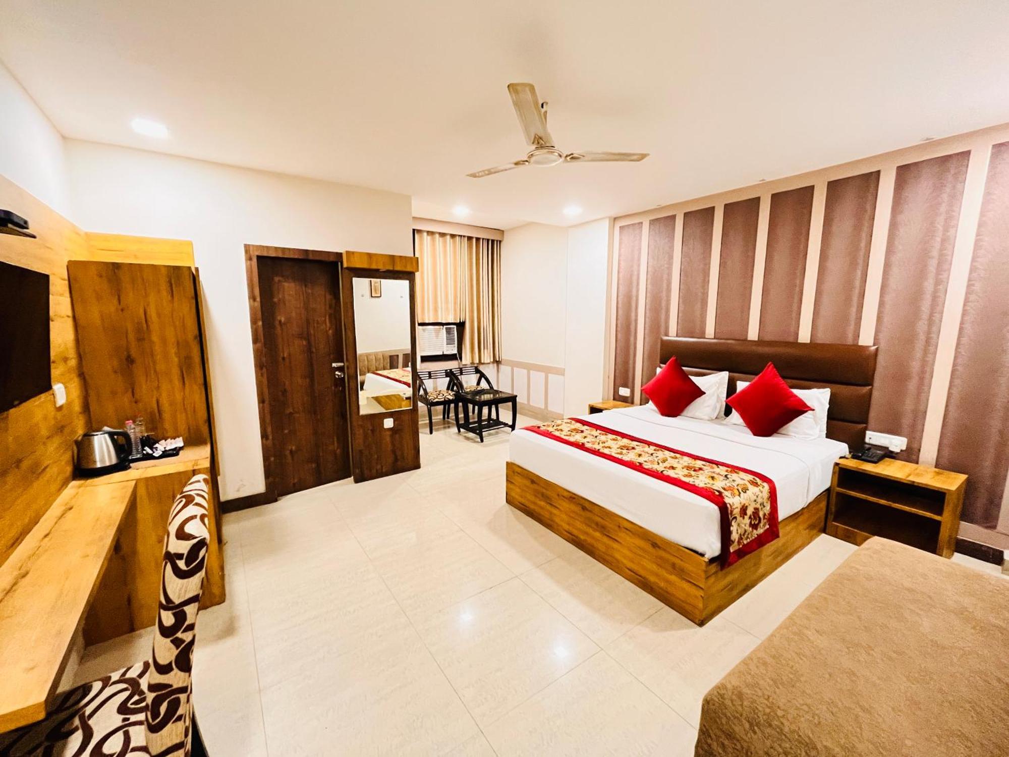 Crown Hotel Agra Near Taj Mahal Esterno foto